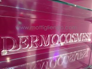 DISPLAY E COMUNICAZIONE cod. DC001 - SCRITTA PLEXI CALAMITATA TRASPARENTE2